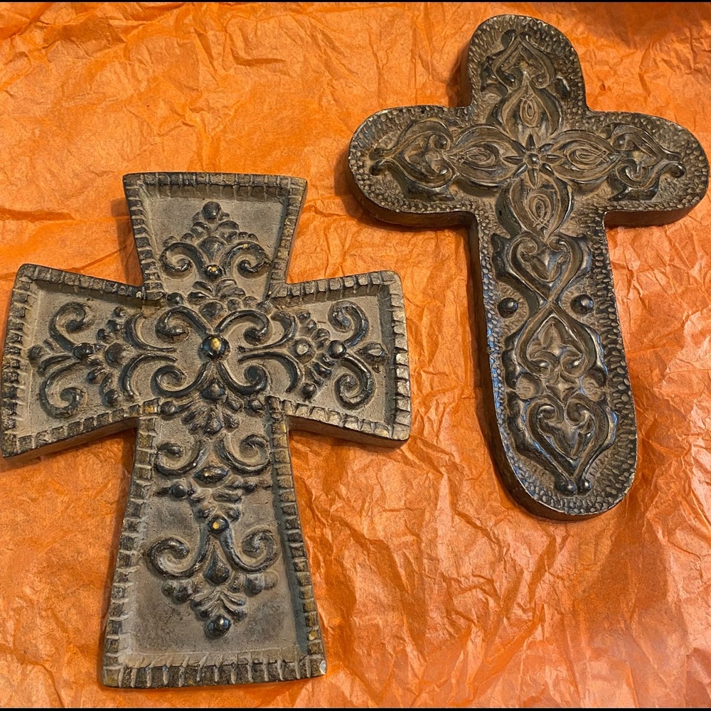 1 pair of wall hanging carved crosses!Come w/wall hooks on back of each!